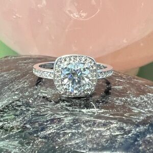 Gorgeous 1ct Moissanite Ring - Size 8